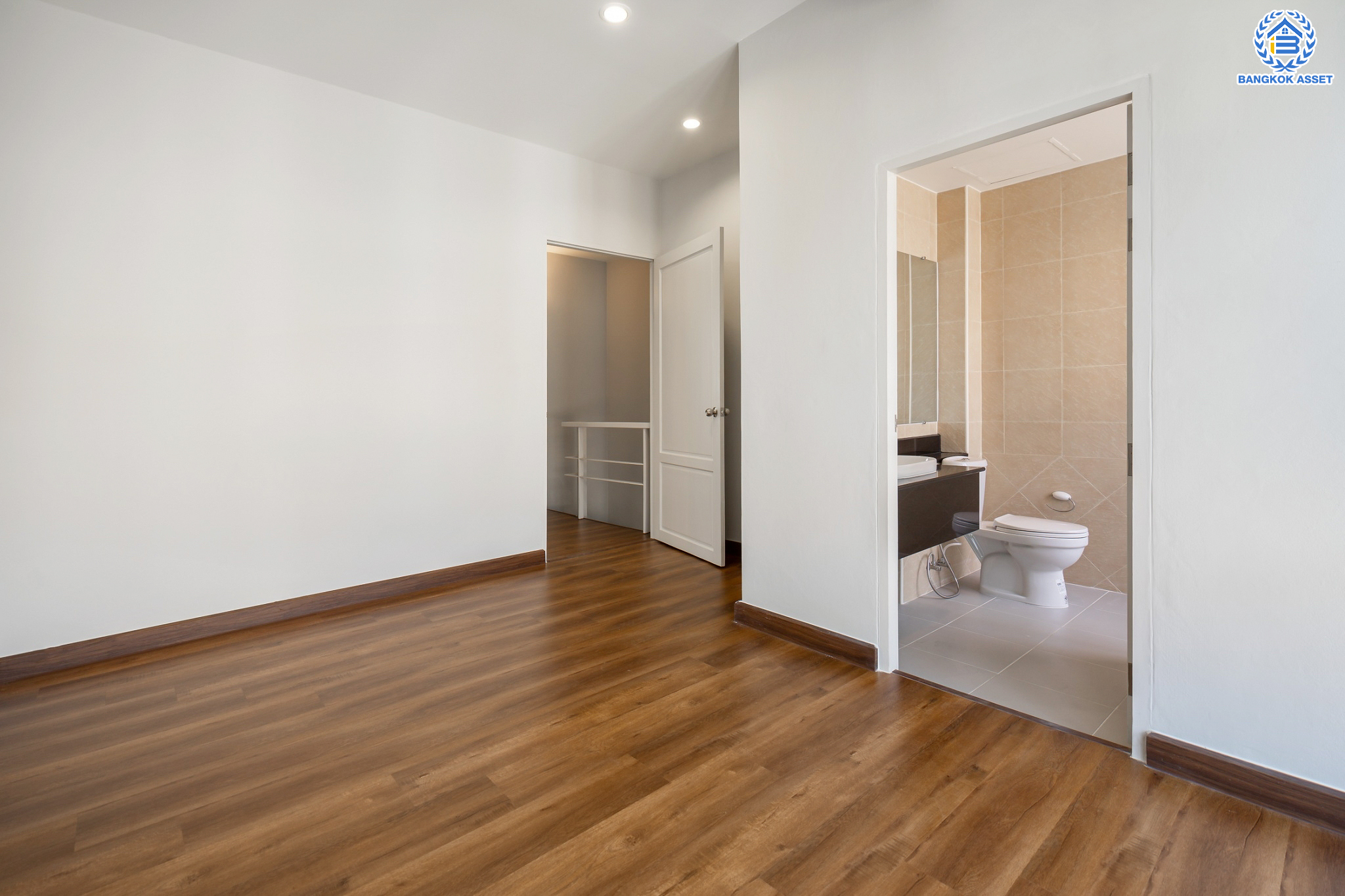 บ้านมือสองตกแต่งใหม่ ม.เดอะพาร์ค ลาดพร้าววังหิน78 ทาวน์โฮม 3 ชั้นครึ่ง เนื้อที่ 16 ตร.ว. ฟังก์ชันจัดเต็ม 3 ห้องนอน (มีห้องน้ำในตัวทุกห้อง) 4 ห้องน้ำ จอดรถได้1 คัน บนทำเลเชื่อมต่อหลายเส้นทาง ใกล้เซ็นทรัลลาดพร้าว เมเจอร์รัชโยธิน ม.ราชภัฏจันทรเกษม ทางด่วน "ฉลองรัช" และรถไฟฟ้าสายสีเขียว "สถานีเสนานิคม"